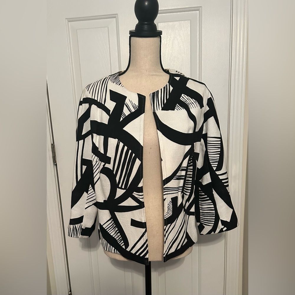 Chico’s size 1, black and white jacket, open front